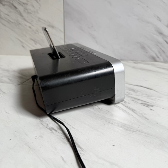 Apple iPod Nano 3rd Gen 4GB A1236 + iHome iA91 Dual Alarm Clock Radio MP3 Player - Picture 6 of 10